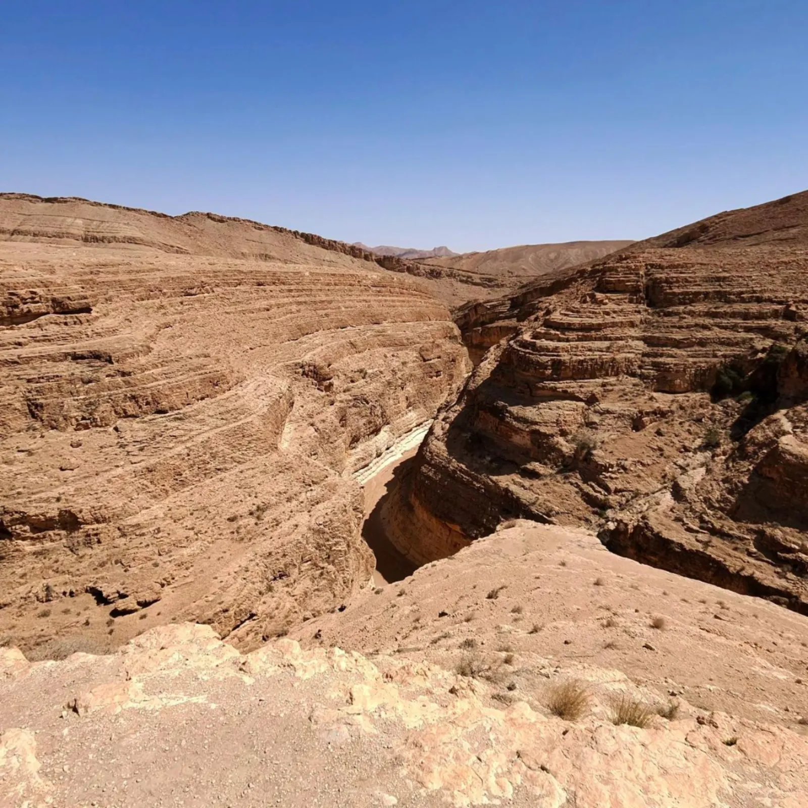 The layered rock walls of the Mides canyon dropping away to the gorge floor